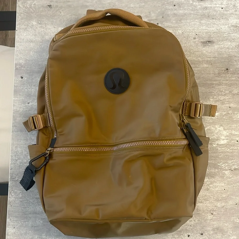 is lululemon backpack waterproof All Sport 10L TellurideFUEL exterior Zippered Pocket And Side Drop lululemon Triple-Zip Backpack 28L Review